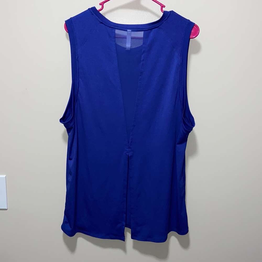 Muscle tea with mesh back and flattering lower cut on the top